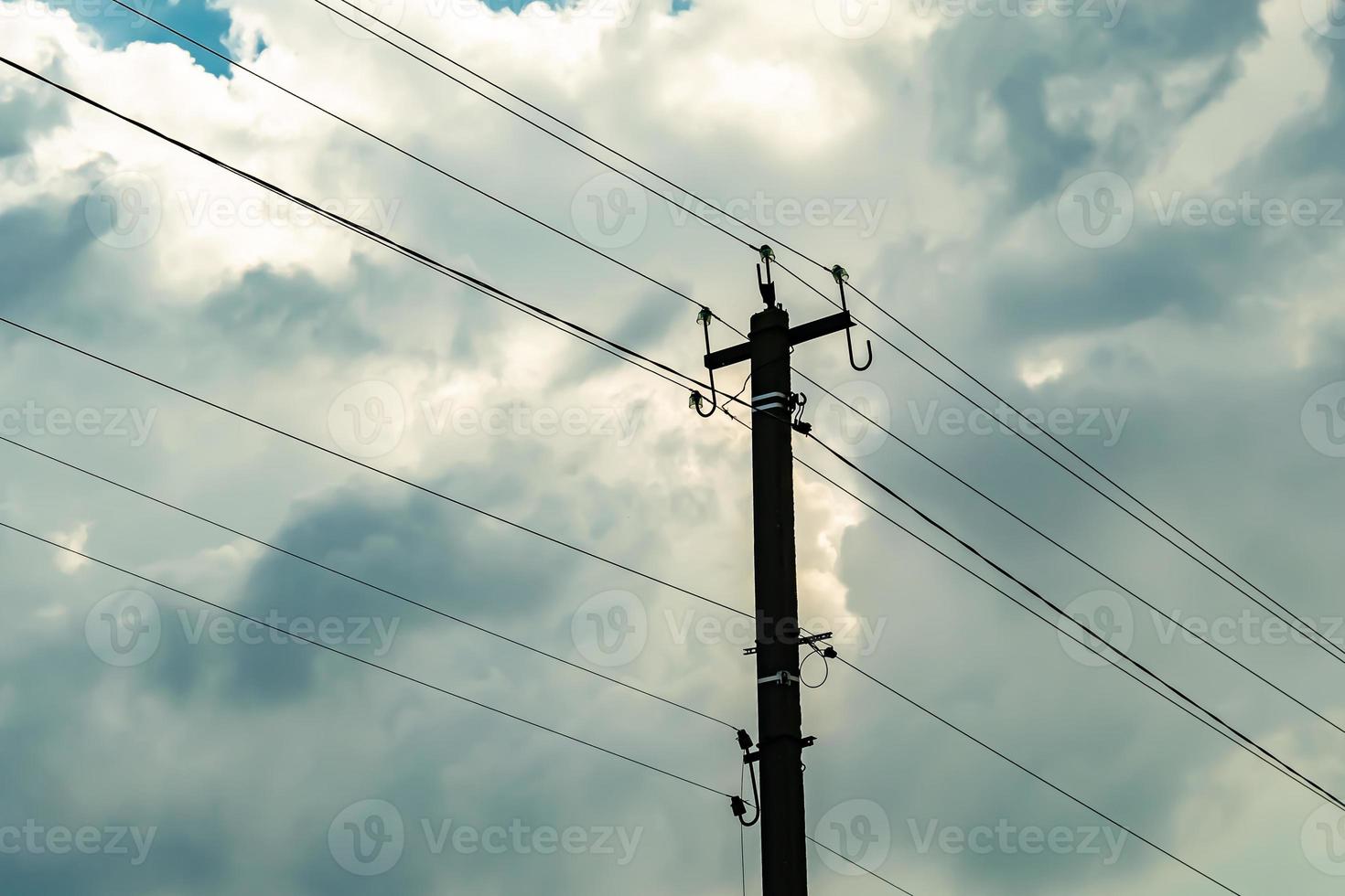 makt elektrisk stolpe med linjetråd på färgad bakgrund på nära håll foto