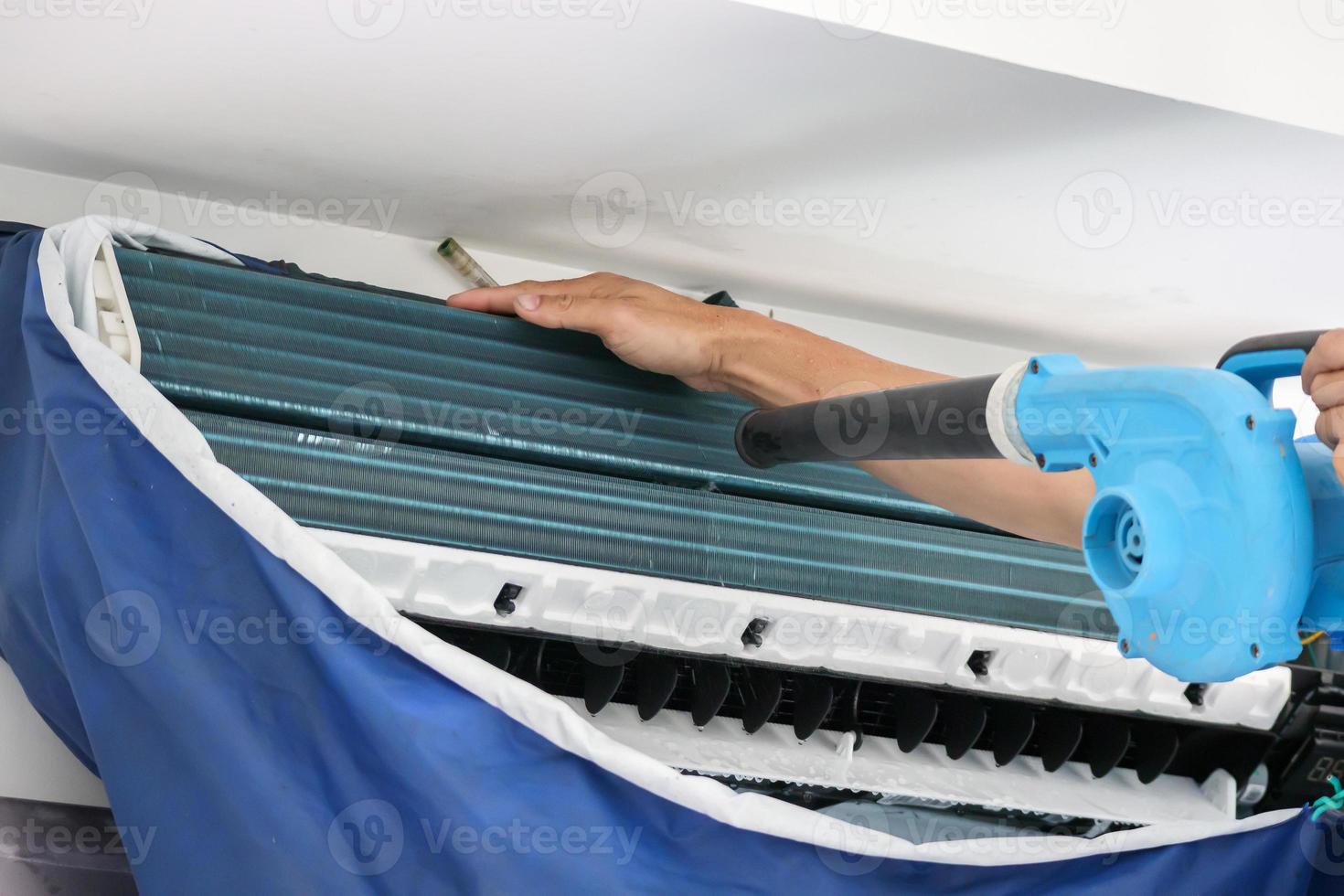 luft konditionering rengöring service med luft blåsare foto