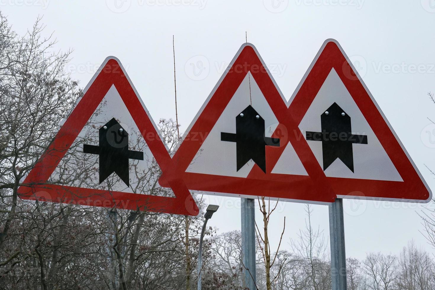 flera tysk trafik tecken rätt av sätt på en gång foto