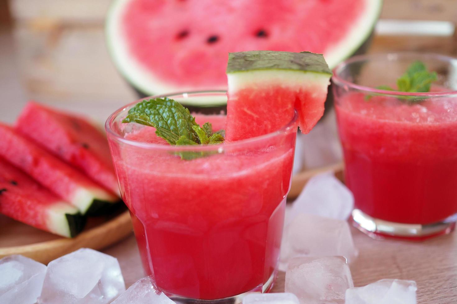 kall vattenmelon juice och skivad vattenmelon foto