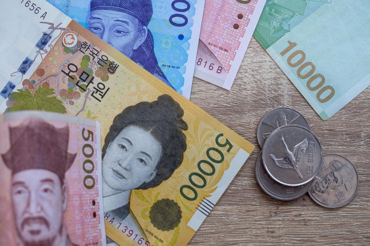 koreanska valuta . Bank anteckningar och mynt Begagnade som en medium av utbyta. stimulera produktion och hjälp kör Produkter från produktion källor till konsumenter. foto