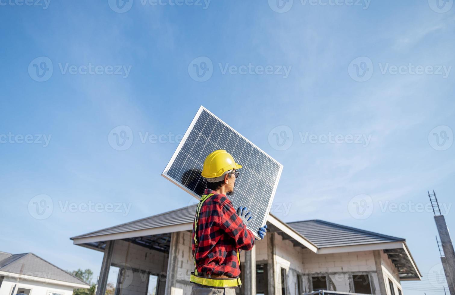 tekniker bärande sol- paneler redo till vara installerad på de tak av en hus egendom energi sparande och kostnadsbesparing begrepp egen en små företag montera sol- paneler. foto