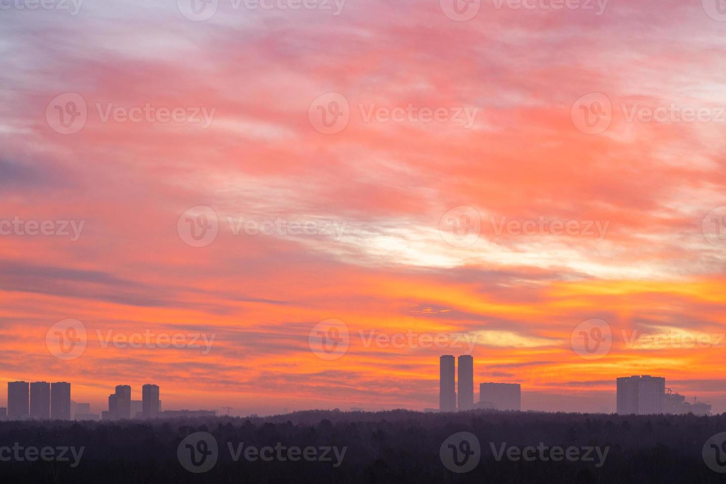 röd och orange himmel över stad parkera och torn foto