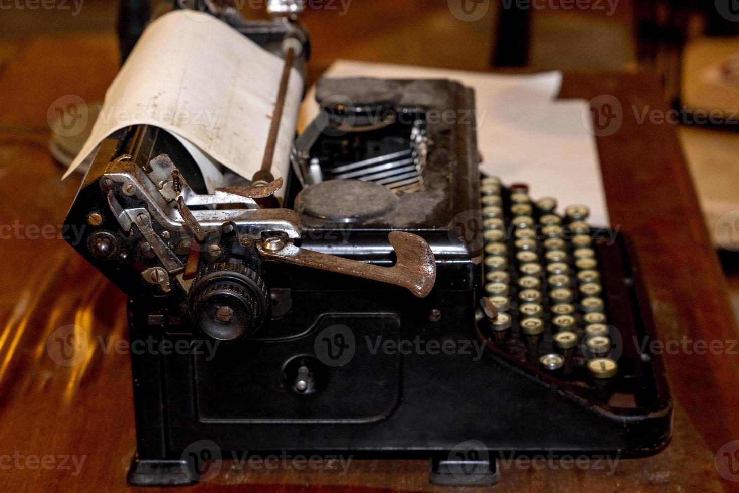gammal skrivmaskin rostig och damm täckt foto