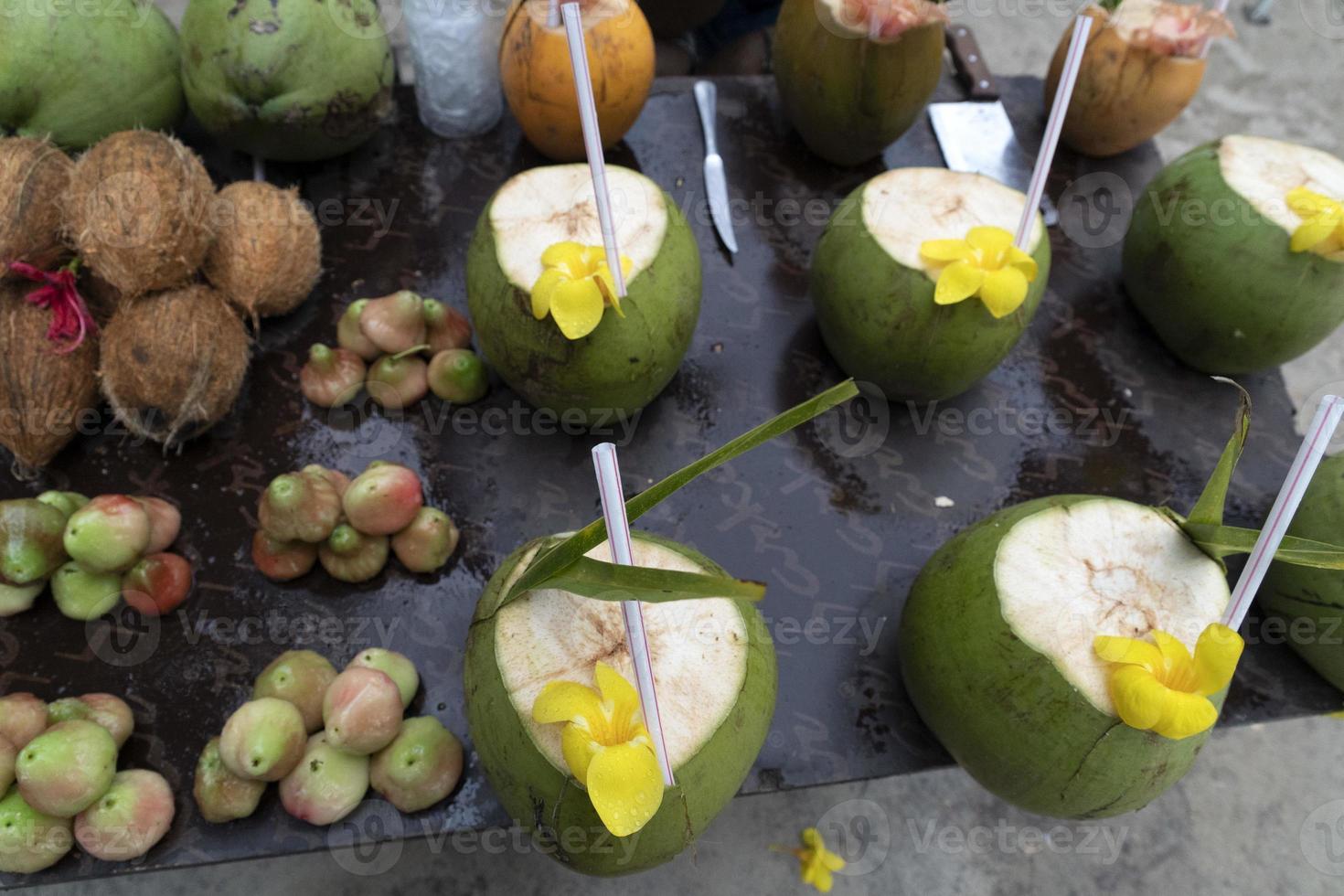 kokos redo till dryck på de marknadsföra foto