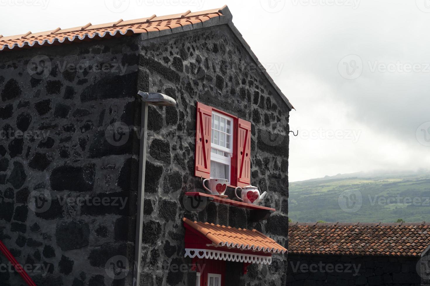 lajido by pico ö azorerna svart lava hus röd fönster foto