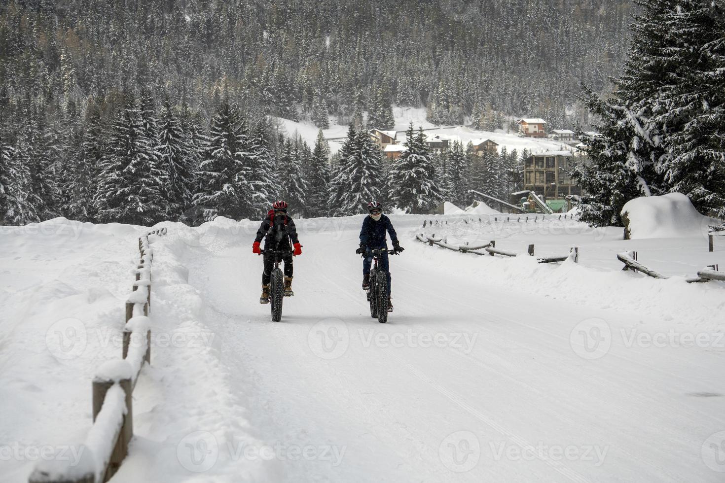 cykling i de snö i dolomiter foto