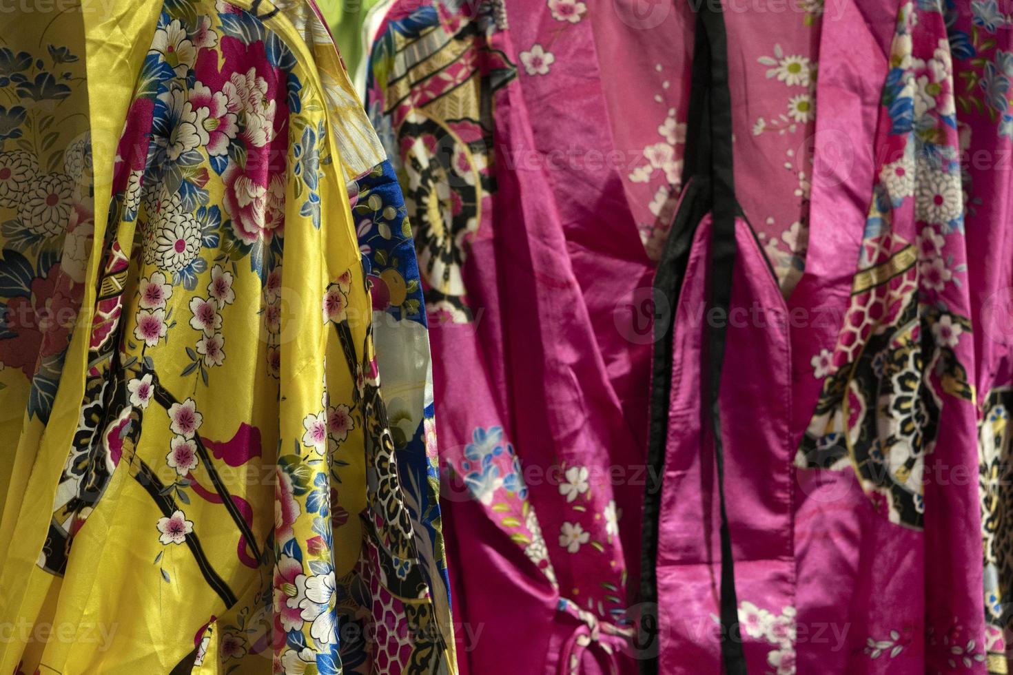 många japansk kimono klänning på de marknadsföra foto