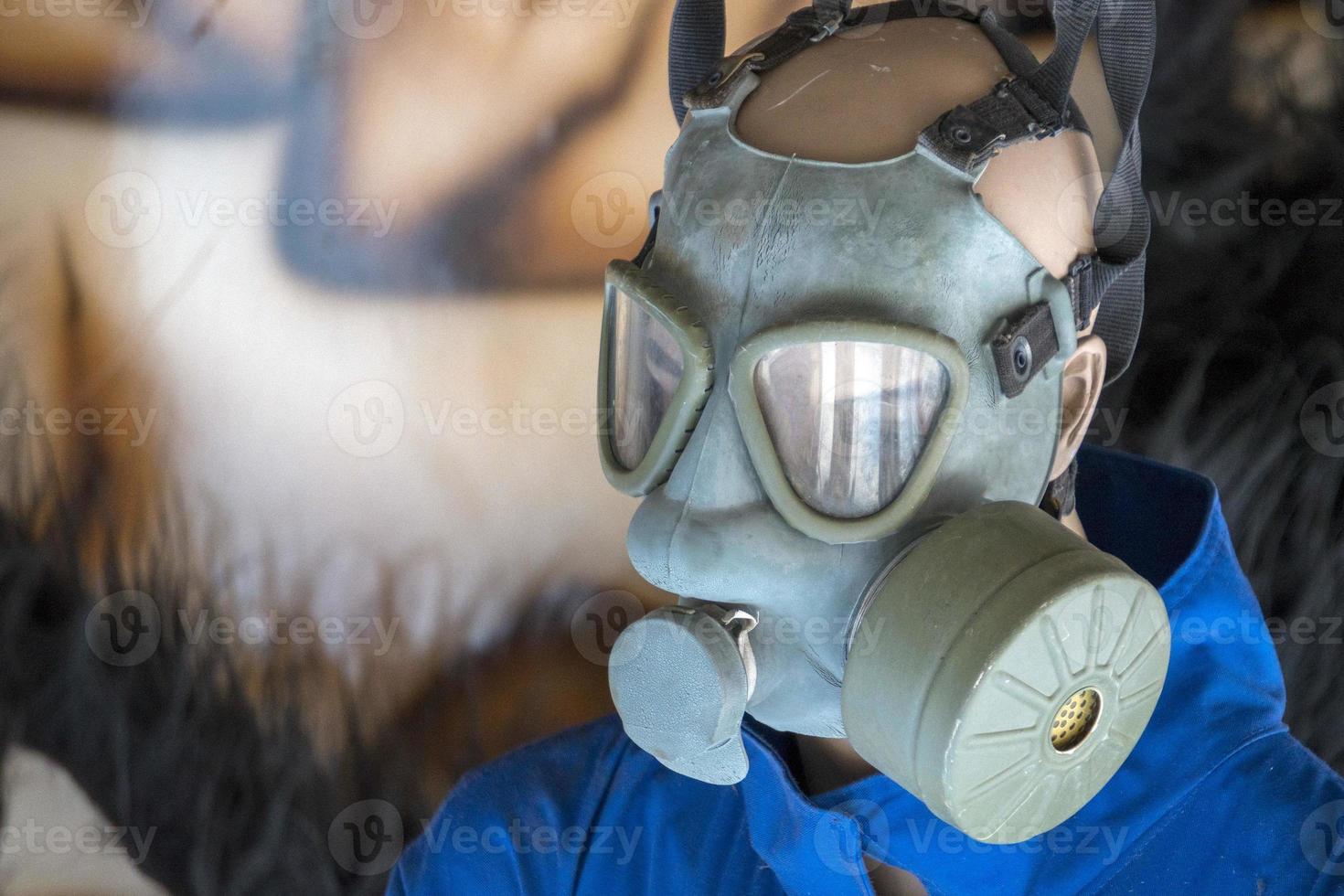 man bär antigas mask foto