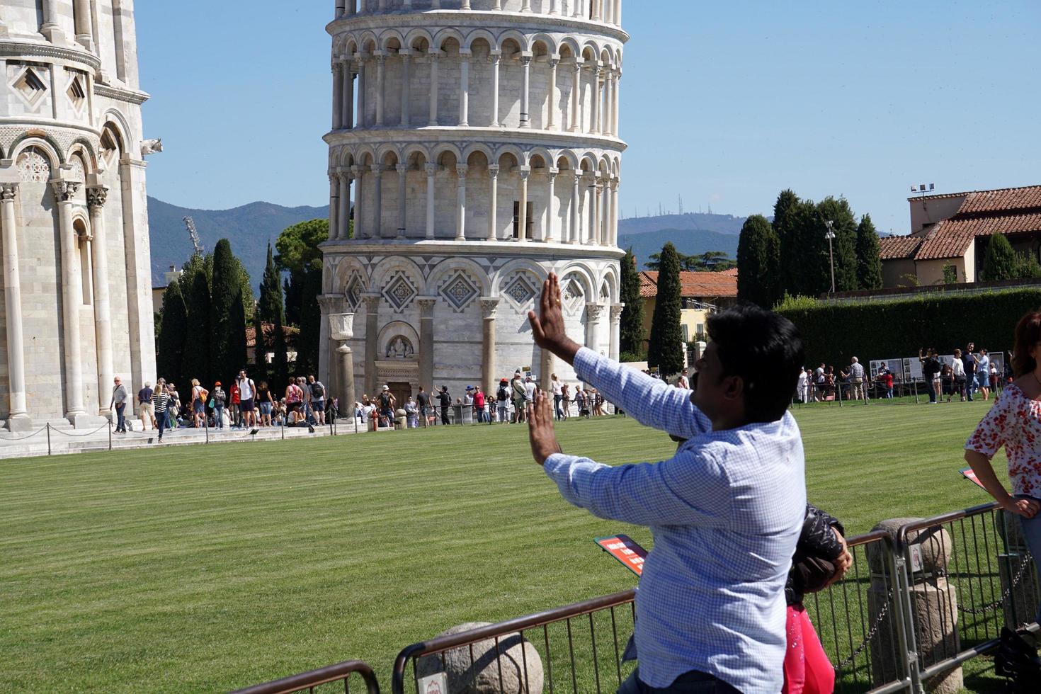 pisa, Italien - september 26 2017 - turist tar bilder på känd lutande torn foto