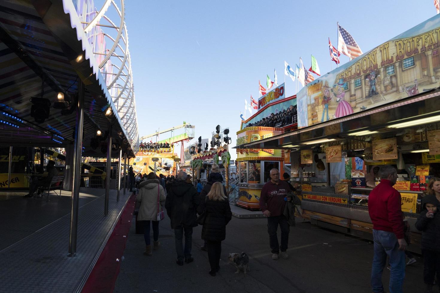 genua, Italien - december, 9 2018 - traditionell jul luna parkera roligt rättvis är öppnad foto