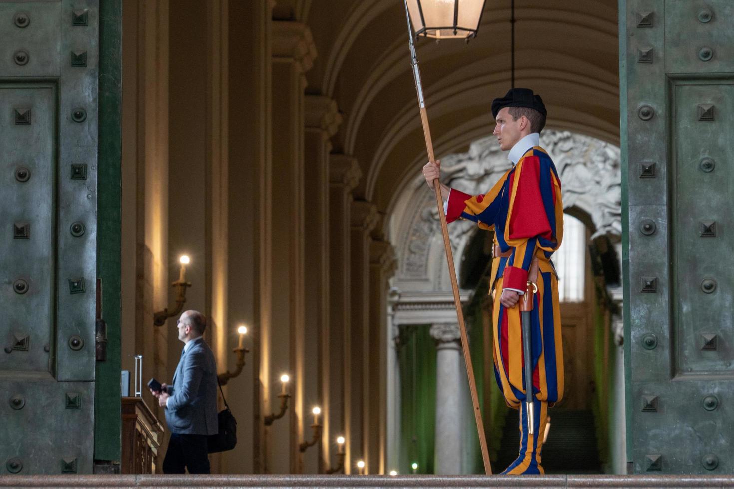 vatican stad, Italien - juni 8, 2018 en medlem av de pontifical swiss vakt, vatikanen. rom foto