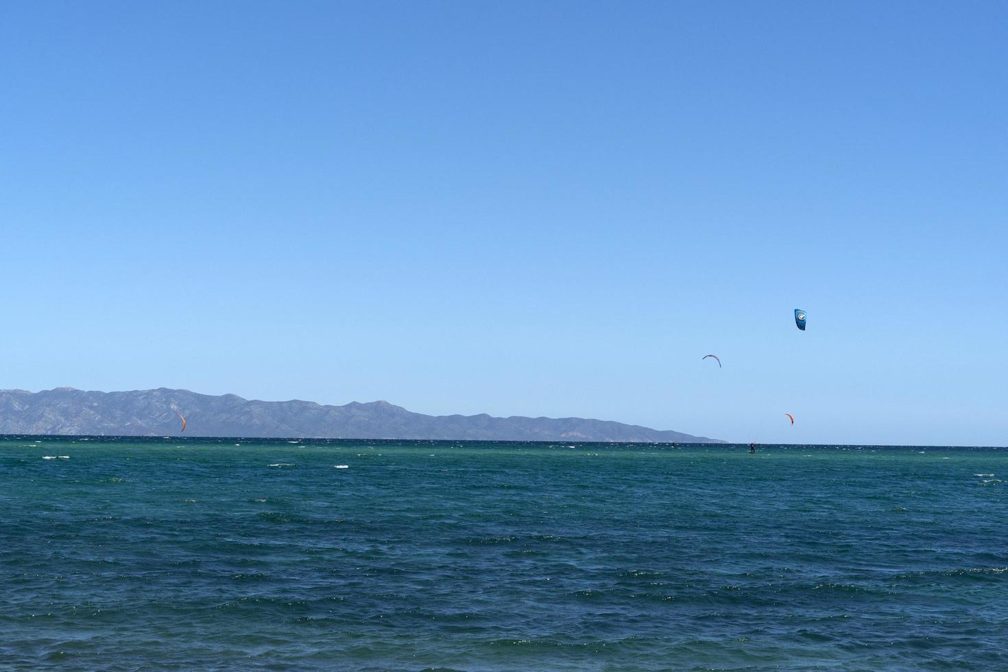 la ventana, mexico - februari 16 2020 - drake surfa på de blåsigt strand foto