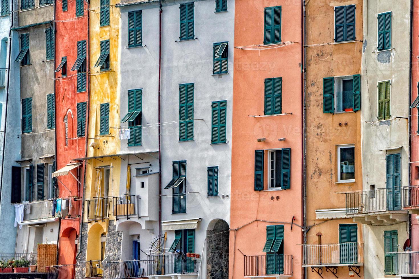 portovenere målad hus av piktorisk italiensk by foto