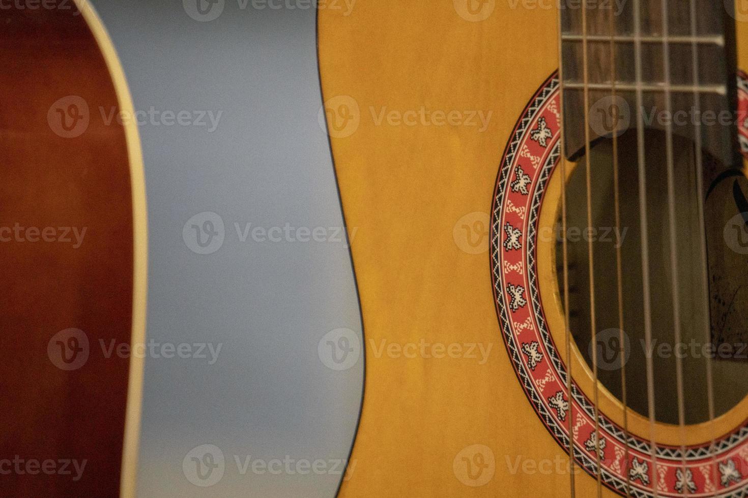 gammal akustisk gitarr detalj foto