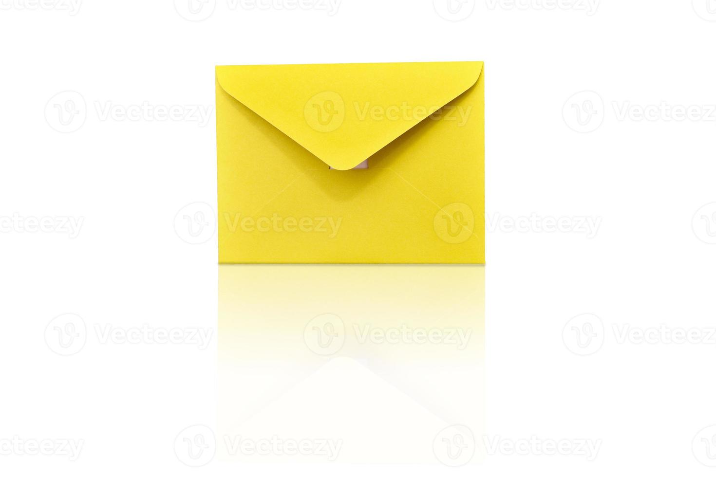 gul stängd kuvert isolerat på vit bakgrund. design element. post varor. foto