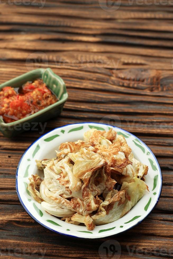 kol goreng eller friterad kål, indonesiska sida maträtt meny för penyetan. foto