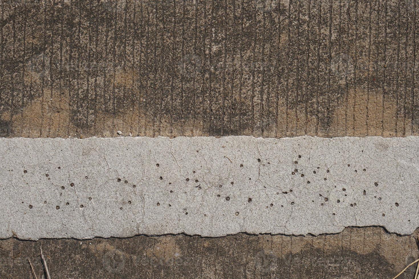 de cement golv har sprickor och mönster. foto