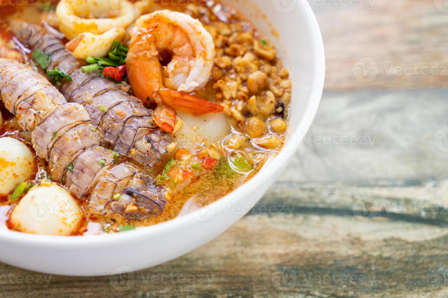 kryddad skaldjur spaghetti skål i thai stil foto