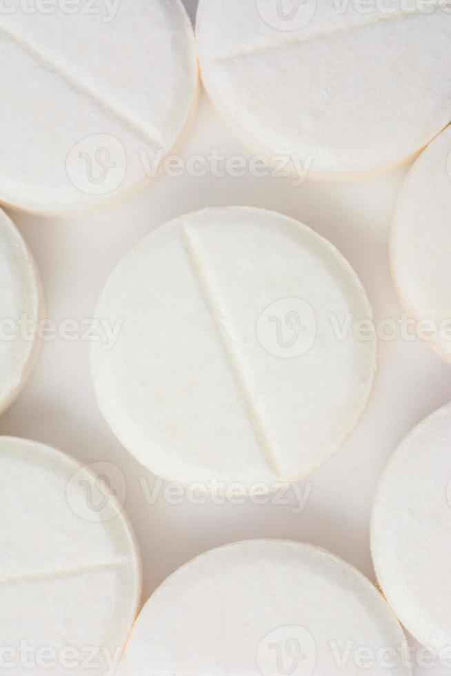 vit piller med en linje i de mitten på en vit bakgrund, textur av piller. foto