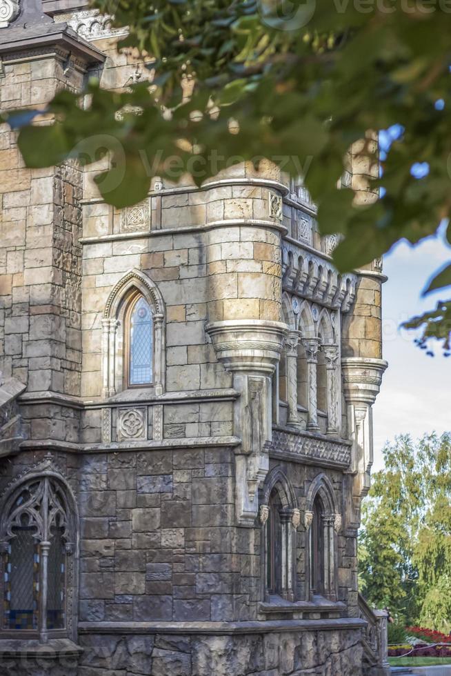 antiken i detalj. dekoration av hus, balkonger, fönster, skulpturer, väggar. element av arkitektonisk design av byggnader. gammal plåster, sten dekorationer. element av gotik arkitektur foto