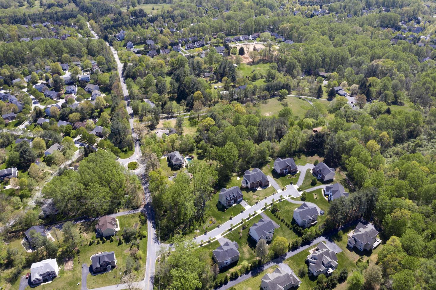 övre mitten klass amerikan grannskap med buktig gata i maryland foto