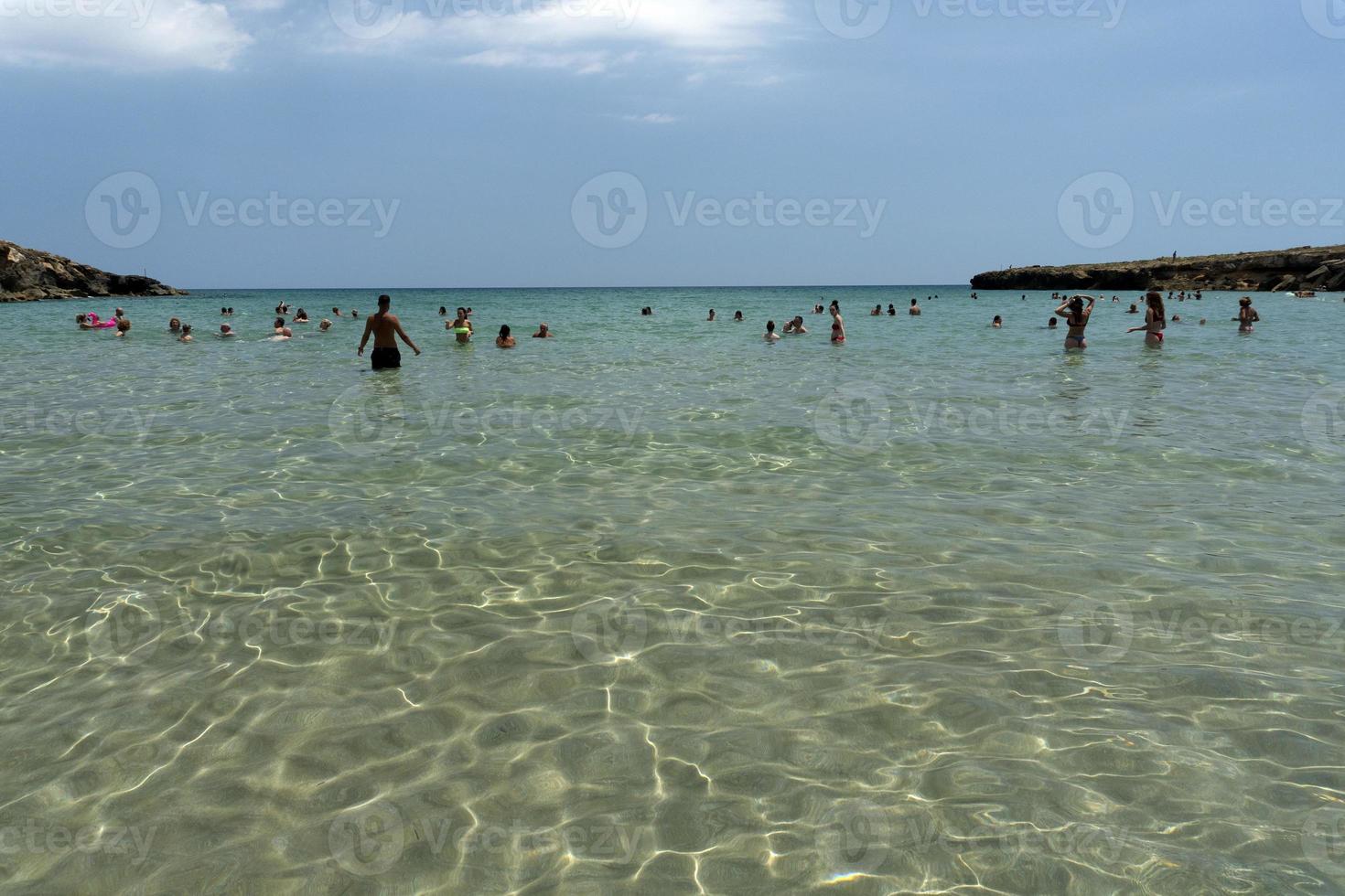 noto, Italien - juli 18 2020 - camosche strand full av människor med Nej social avstånds efter coronavirus quarentine foto