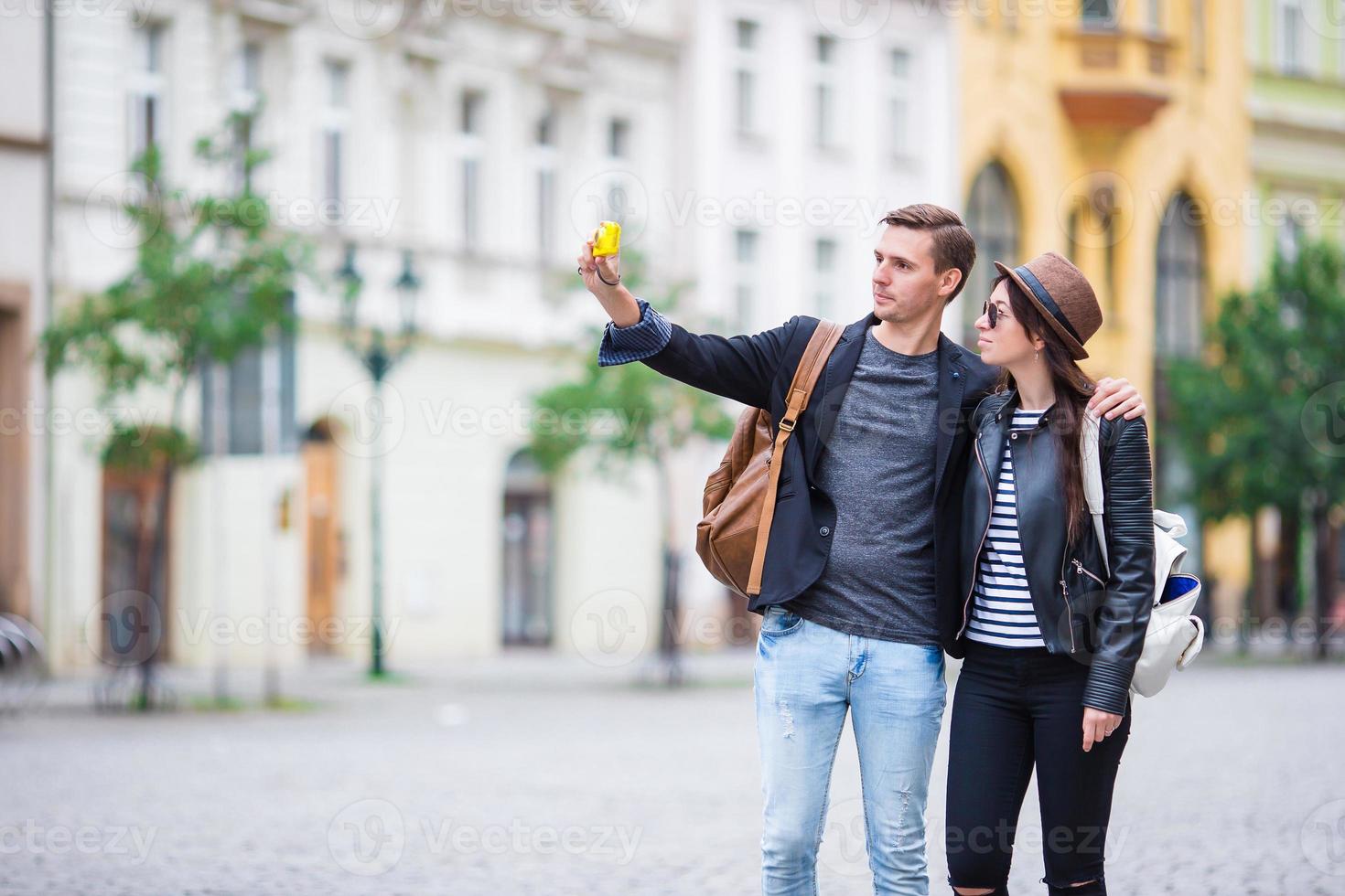 selfie Foto förbi caucasian par reser i Europa. romantisk resa kvinna och man i kärlek leende Lycklig tar själv porträtt utomhus- under semester högtider i prag