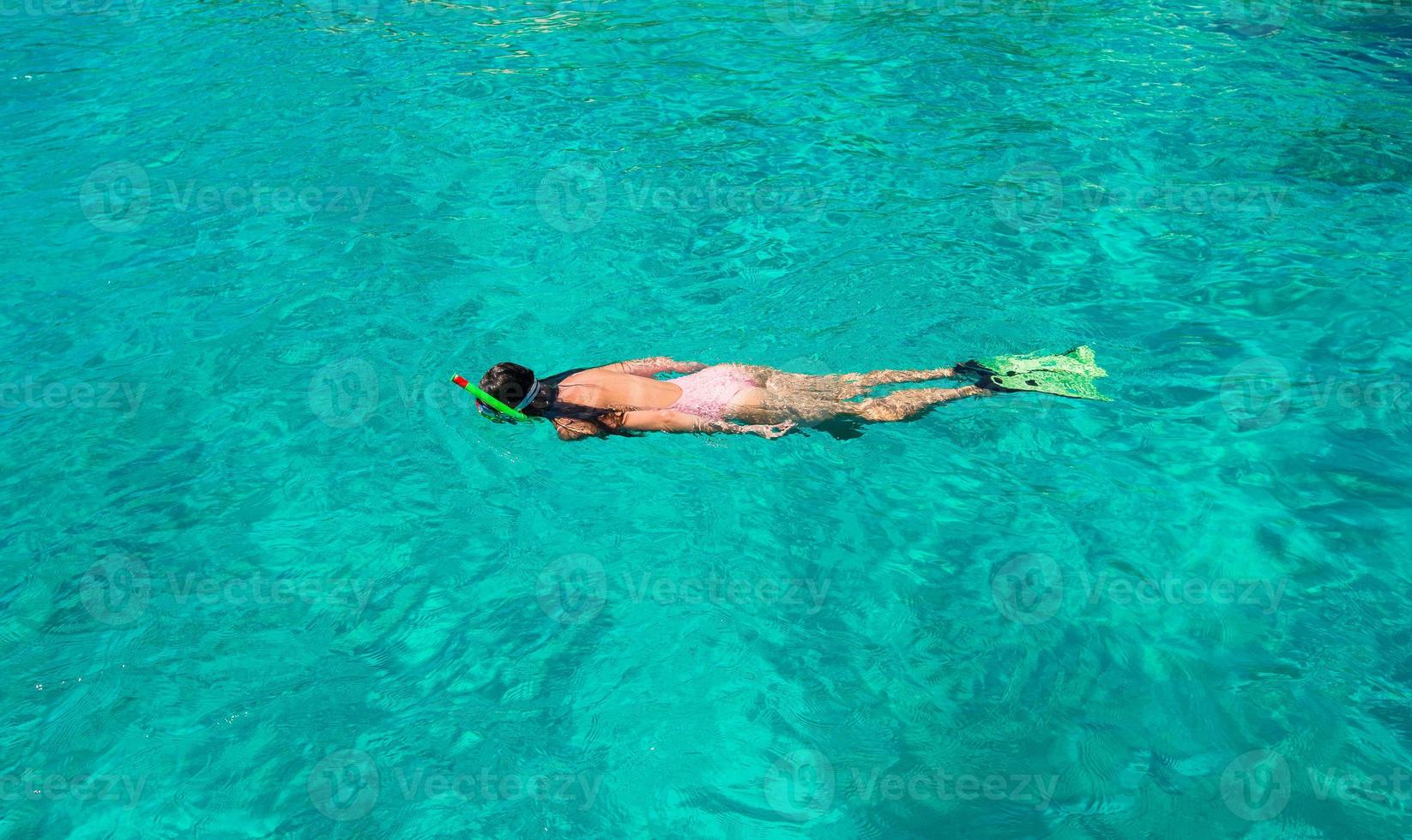 skön flicka snorkling i klar tropisk turkos vattnen foto