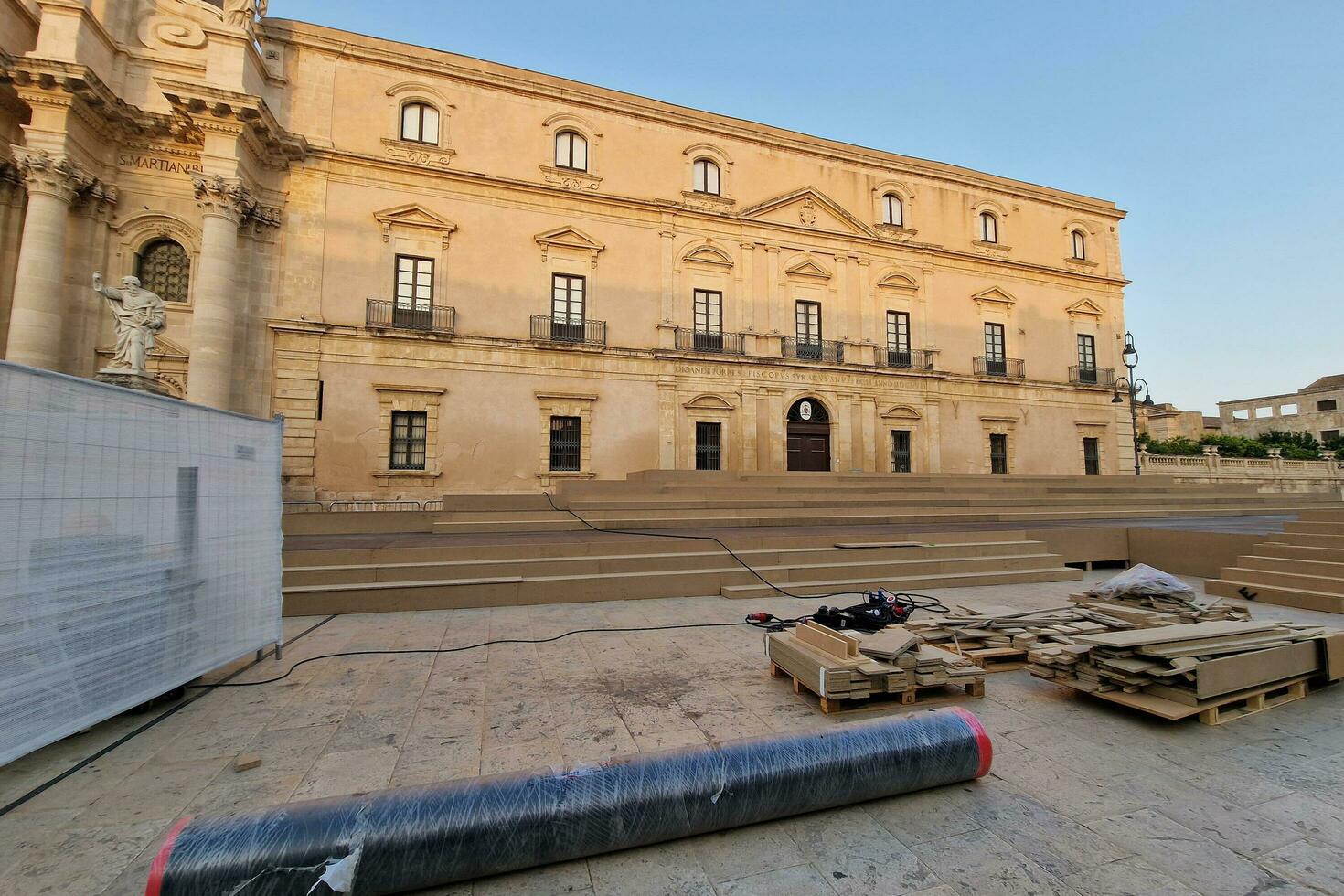 siracusa, Italien - juli 7 2022 - framställning för dolce och gabbana mode vecka foto