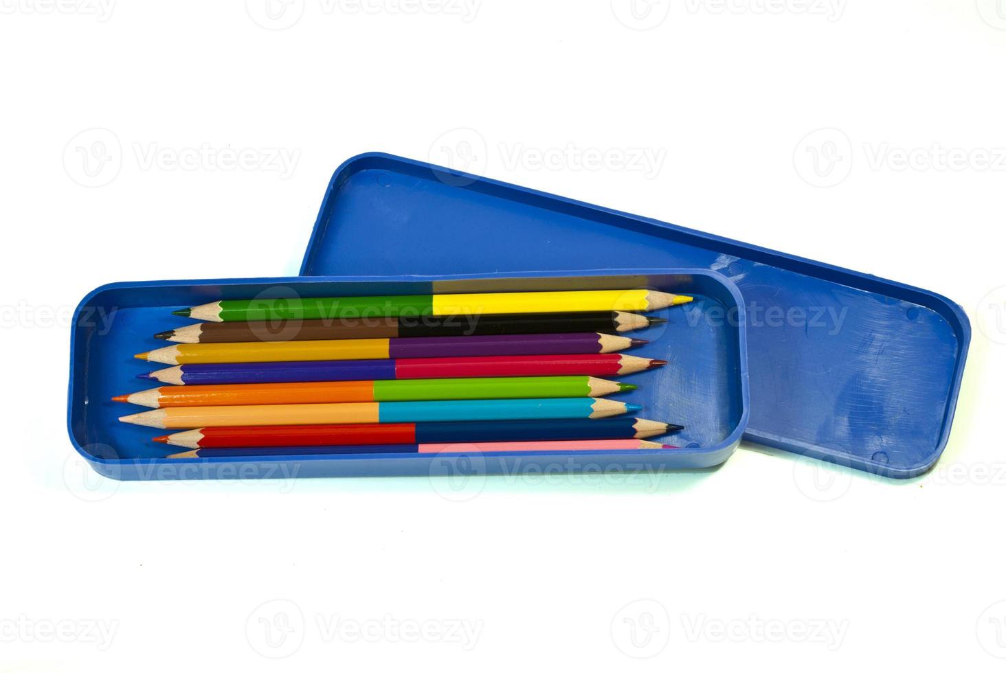 färgstark krita, färgpenna i blå låda foto