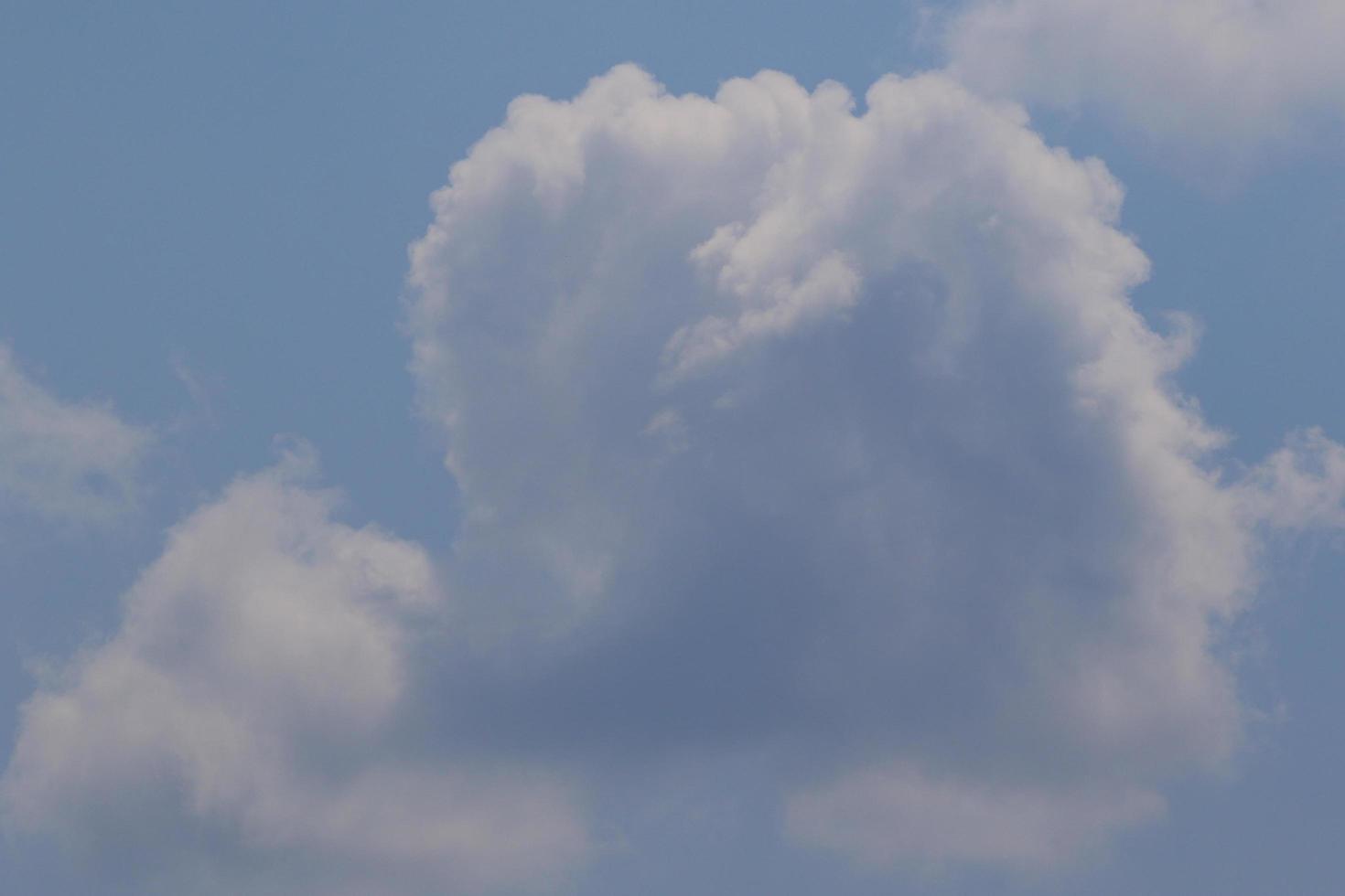 klarblå himmel och vita moln foto