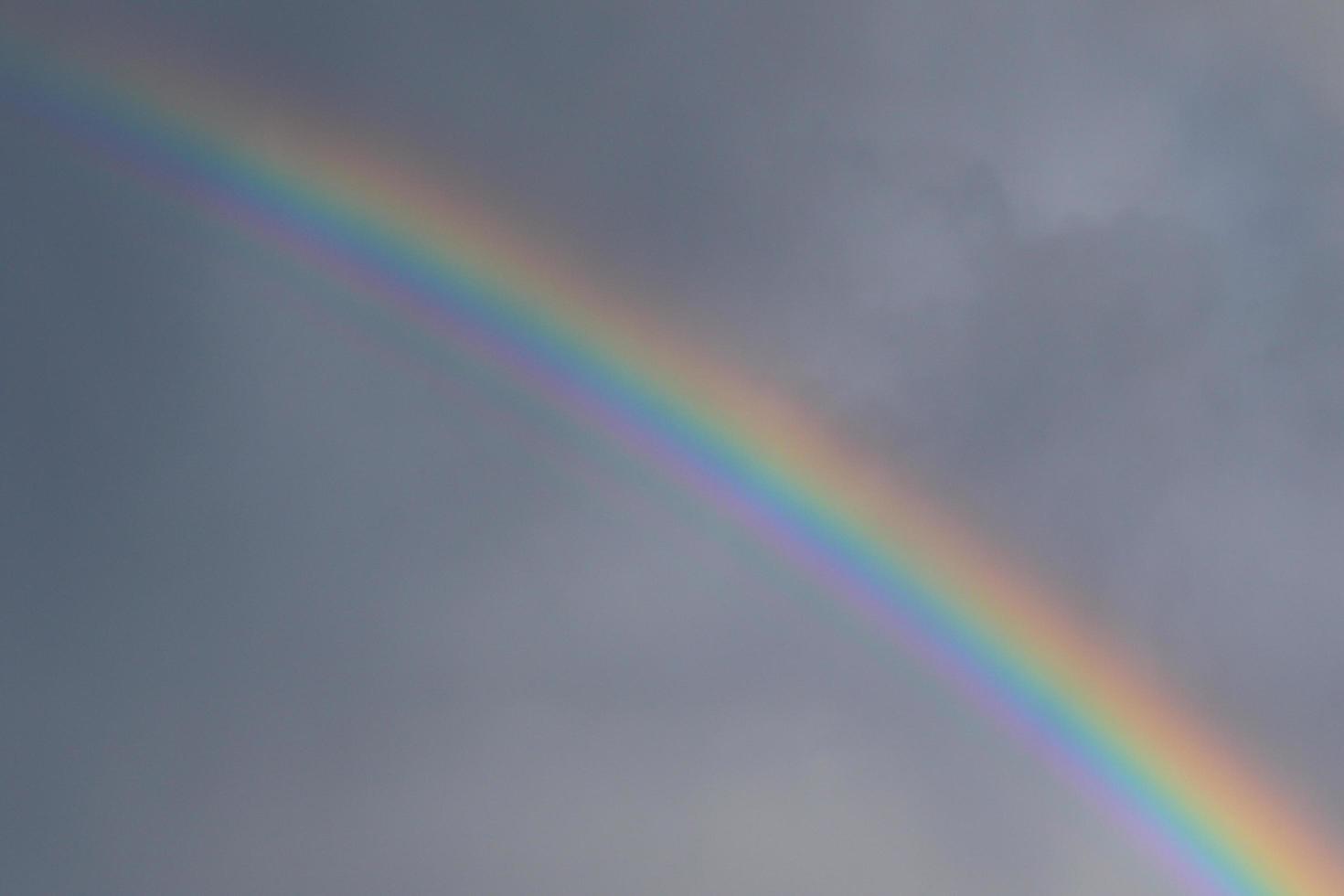 regnbåge över stormig himmel. foto