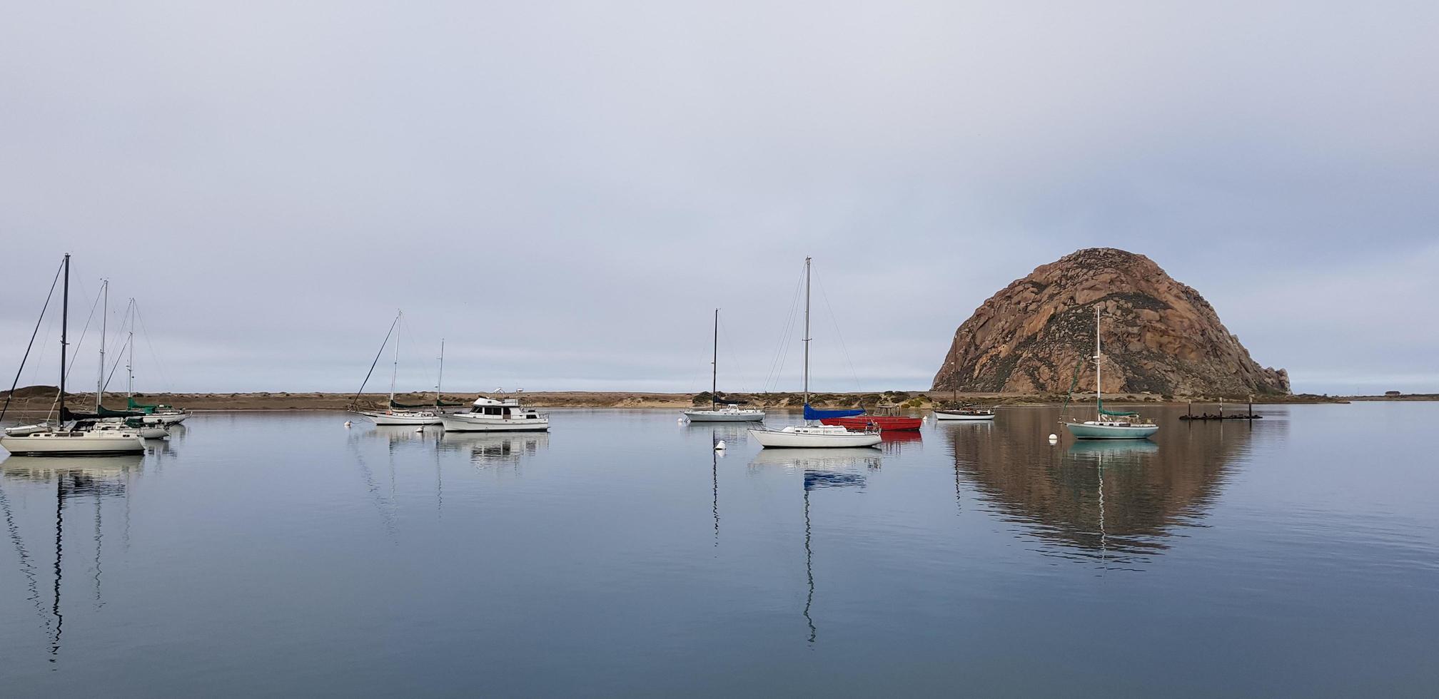 morrow bay, ca 2020 - tidigt på morgonen på vattnet foto