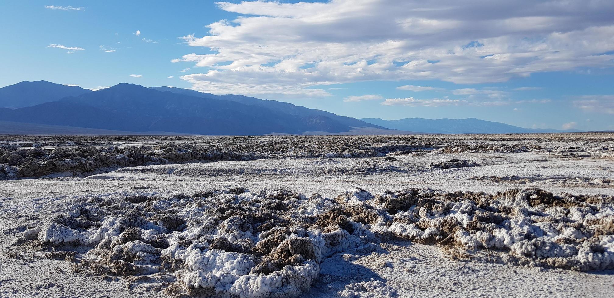 Death Valley med en blå himmel foto
