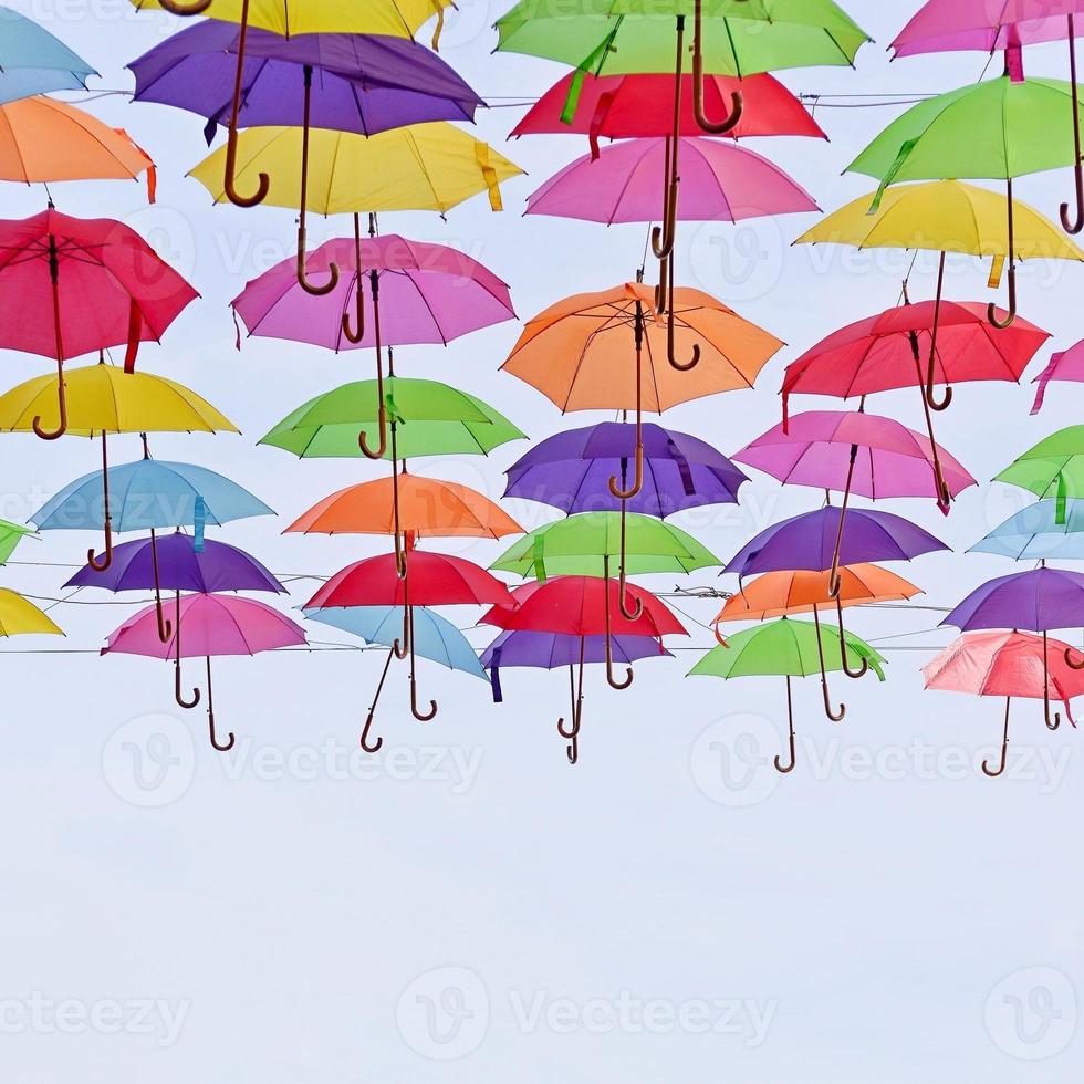 färgad paraply hängd på de stad gator foto