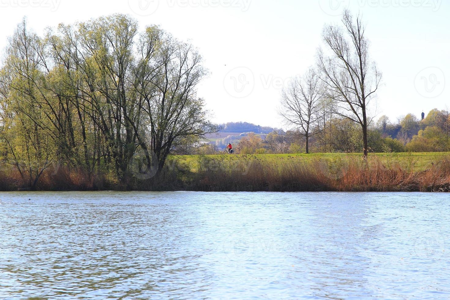 människor är ridning de cykel på en lantlig väg på solnedgång längs Donau flod i Regensburg, Tyskland, Europa. foto