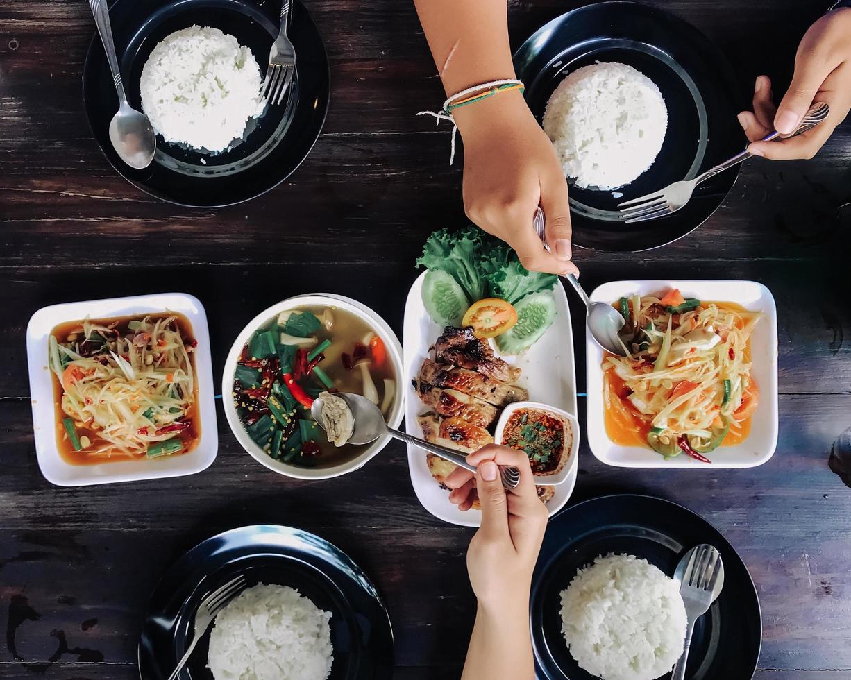 människor som äter thailändsk mat foto