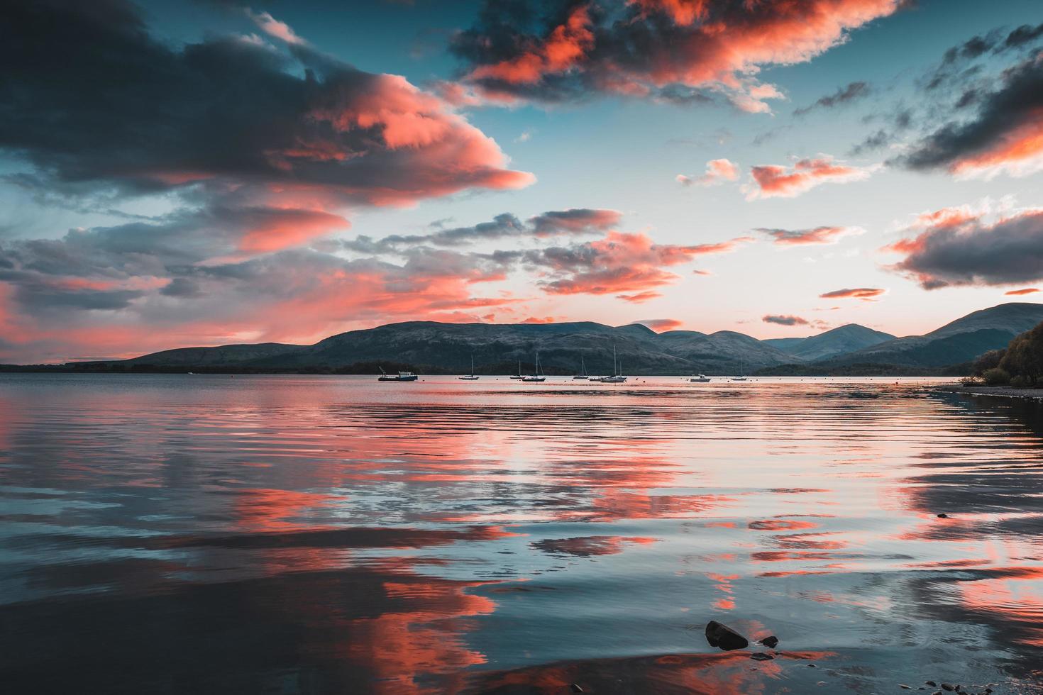 vacker solnedgång i de skotska högländerna foto