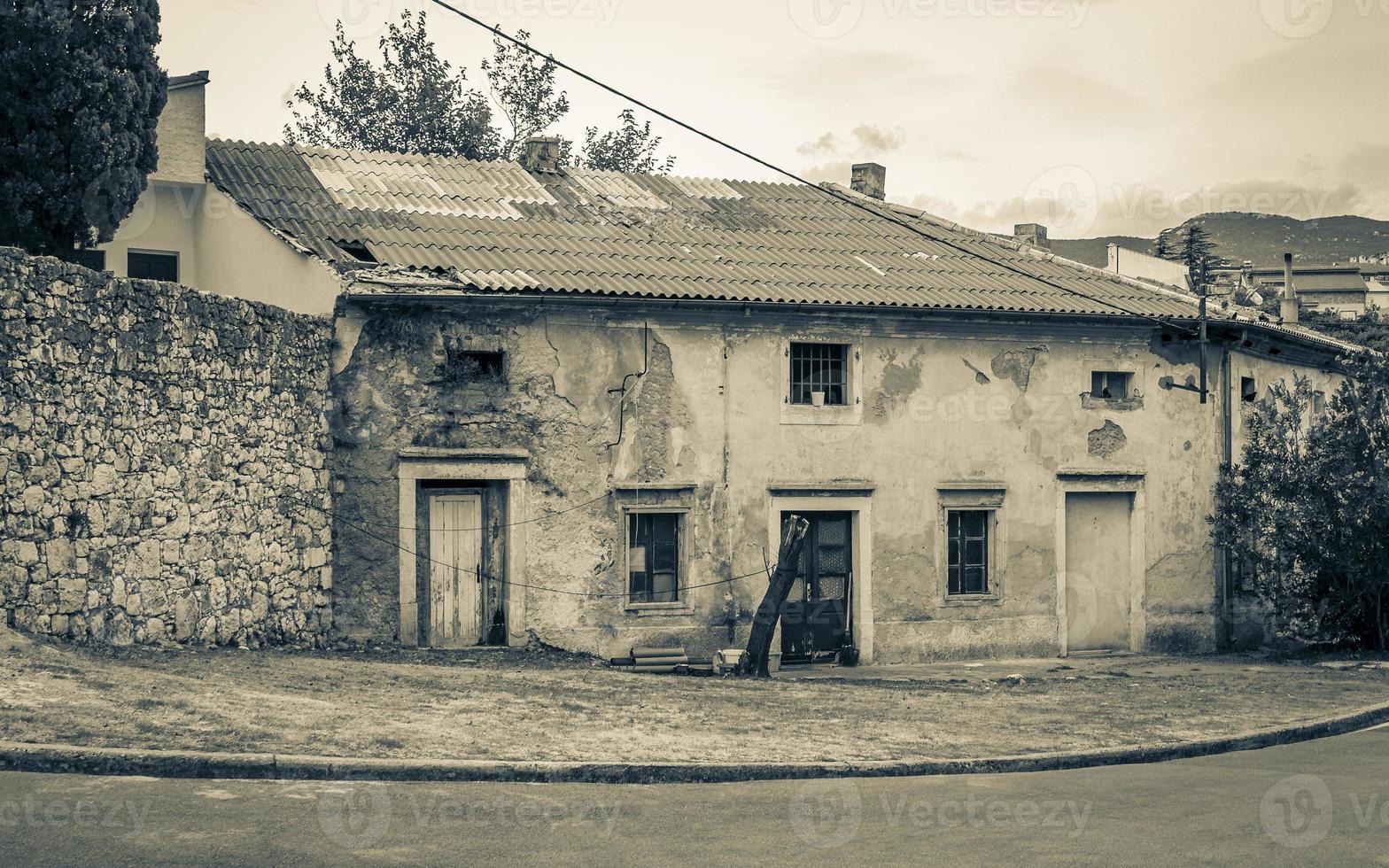 gammal övergiven trasig smutsig husbyggnad i novi vinodolski Kroatien. foto