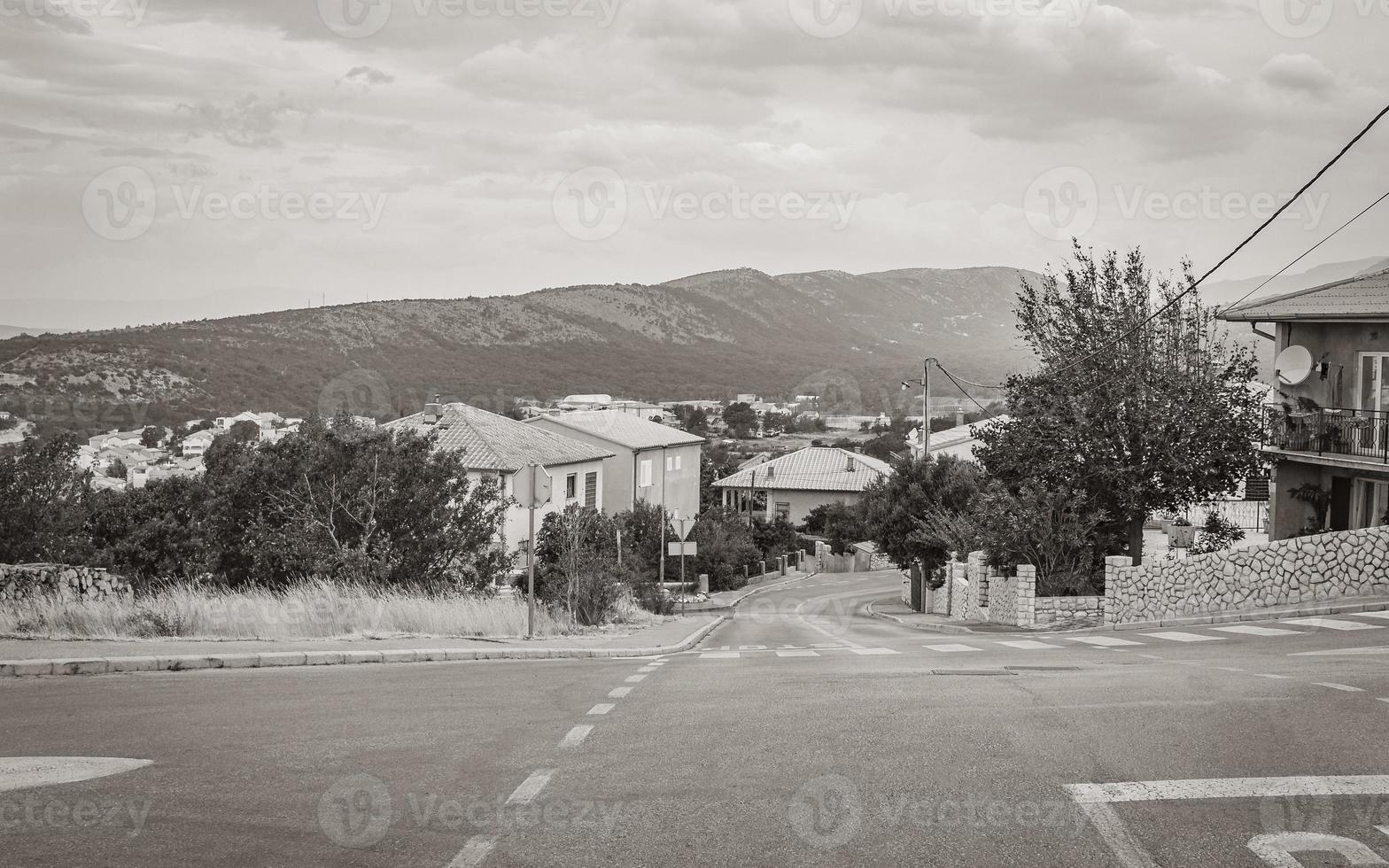 novi vinodolski stadsbild väg och bergen se i skön kroatien. foto