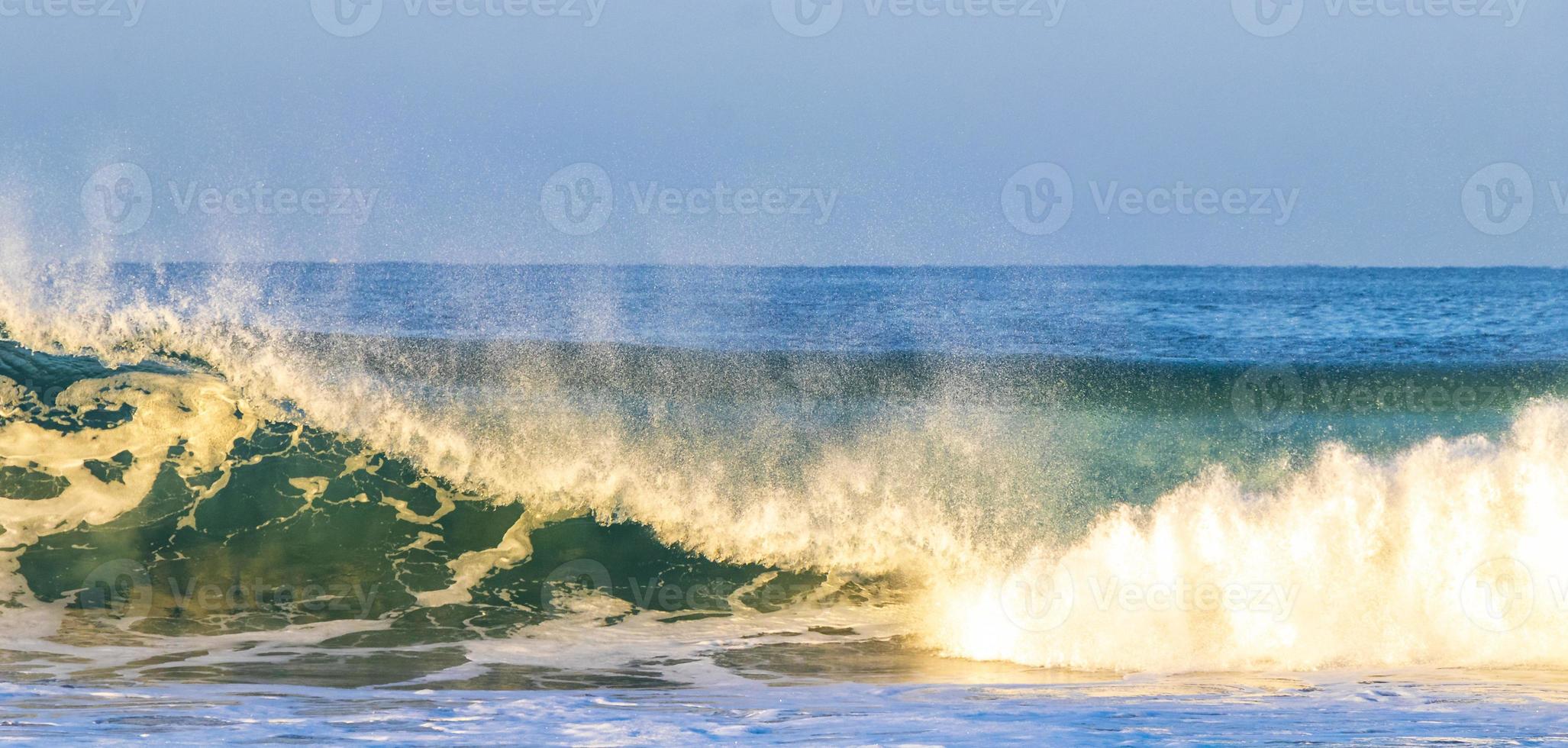 ytterst enorm stor surfare vågor på strand puerto escondido Mexiko. foto