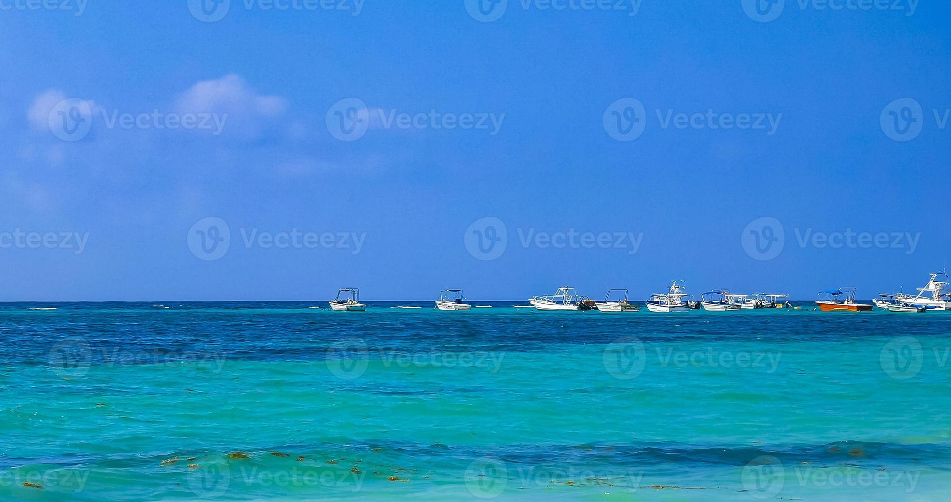 båtar yachter fartyg brygga strand i playa del carmen Mexiko. foto