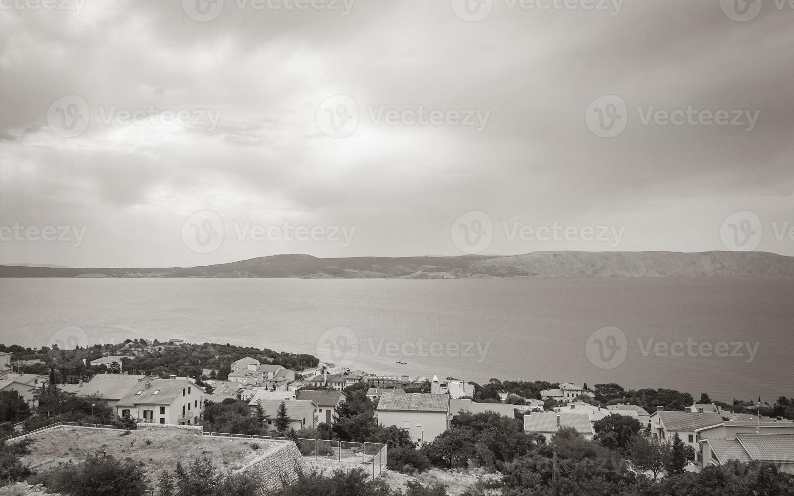 novi vinodolski san marino ö regnig molnig dag i kroatien. foto