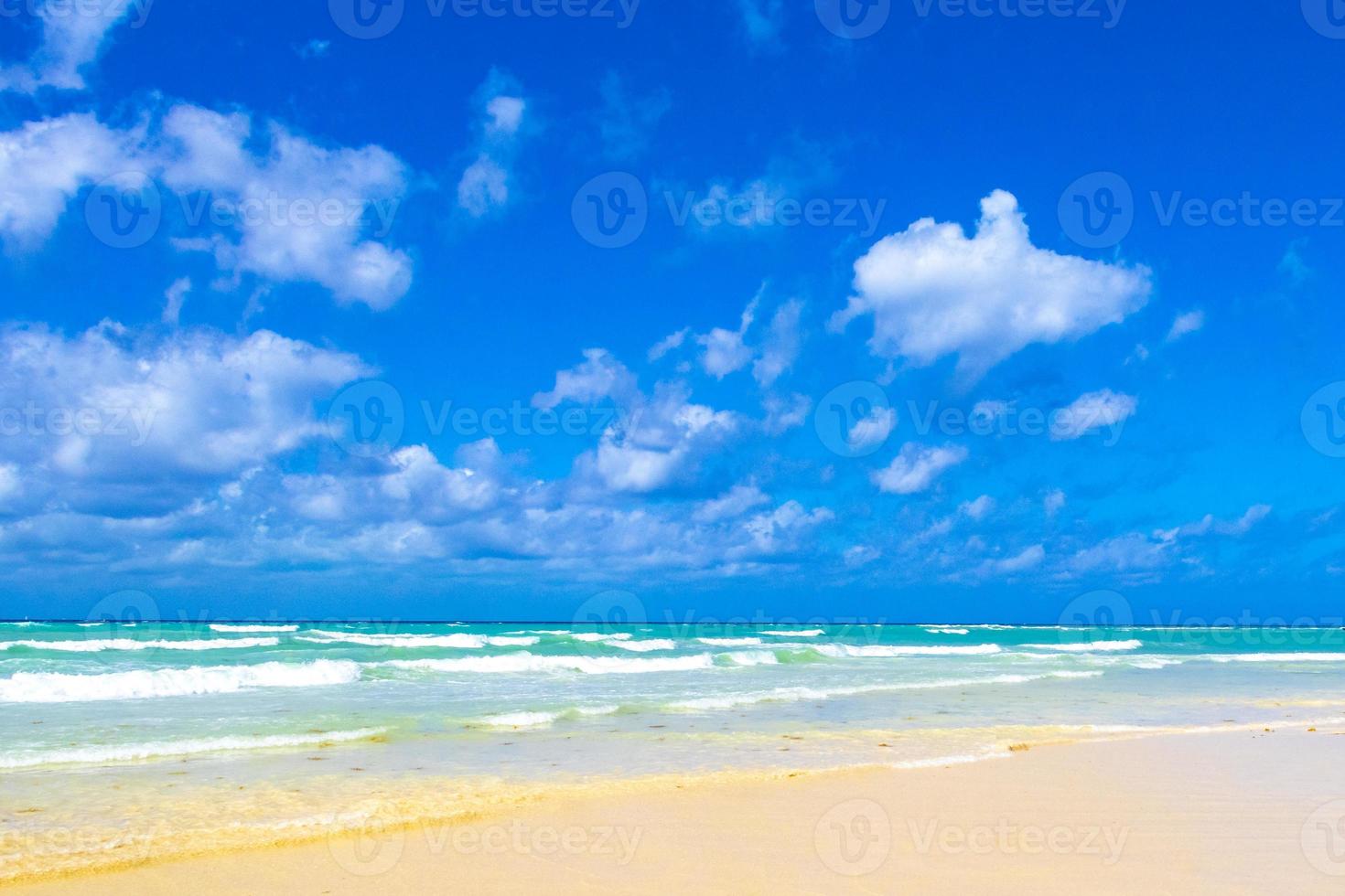 tropisk karibiska strand klar turkos vatten playa del carmen Mexiko. foto