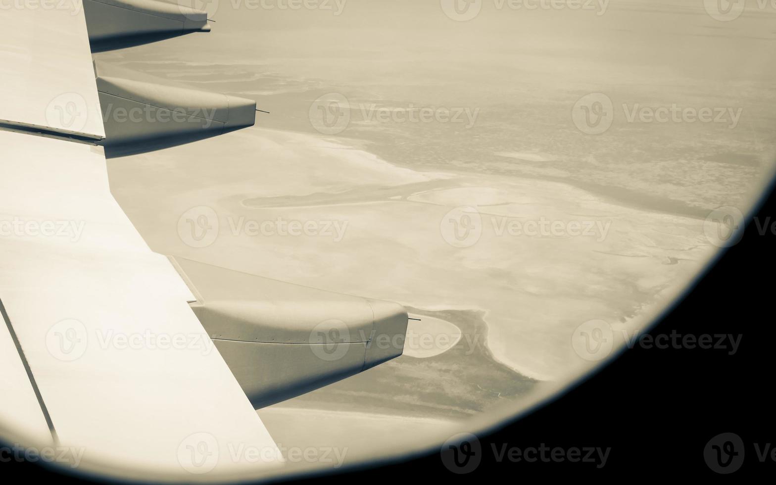 se från flygplan fönster på hög höjd över havet, turbiner handla om afrika. foto