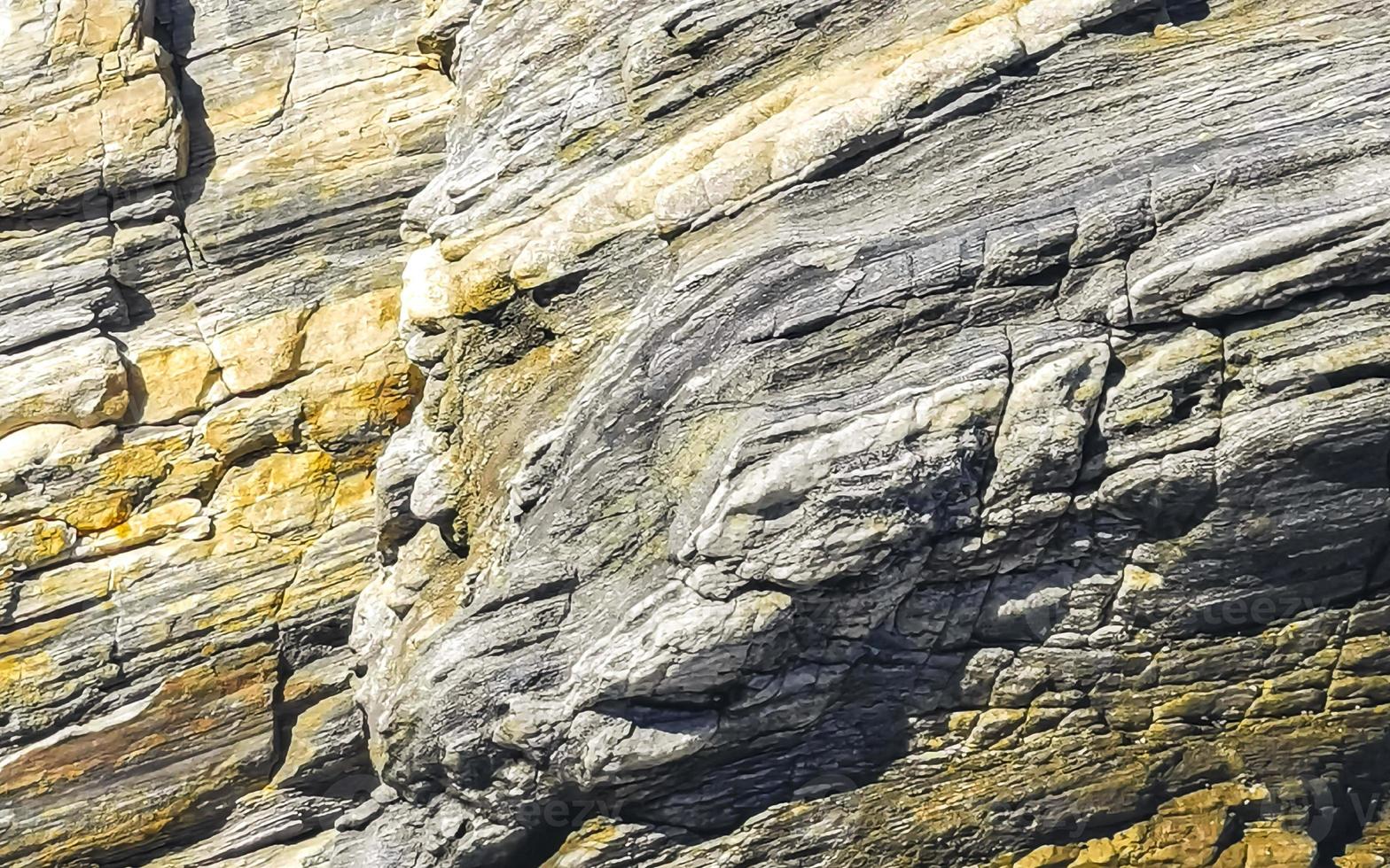 skön sten klippa sten flyttblock textur mönster strand i Mexiko. foto