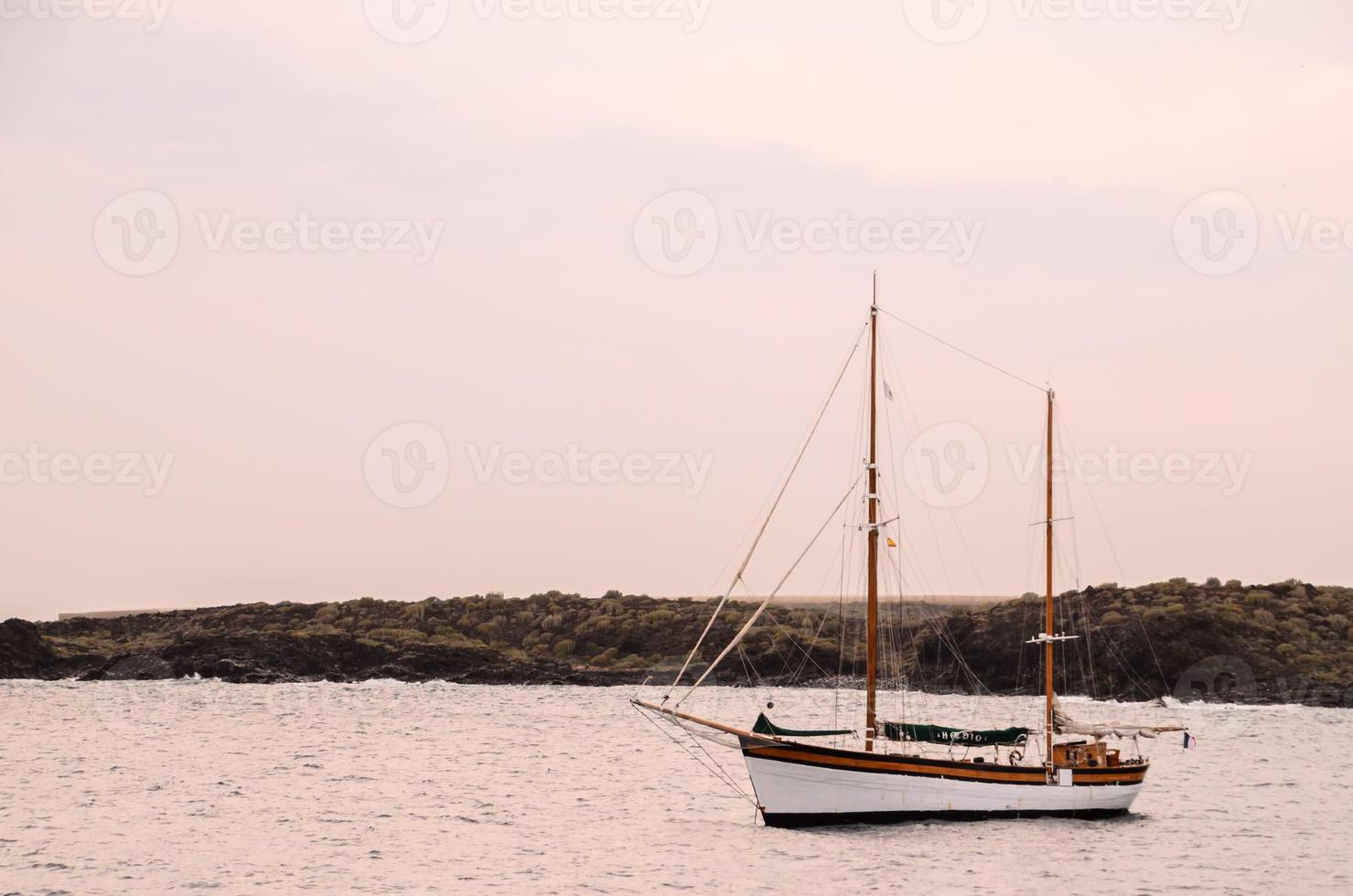 segling båt förbi de Strand foto