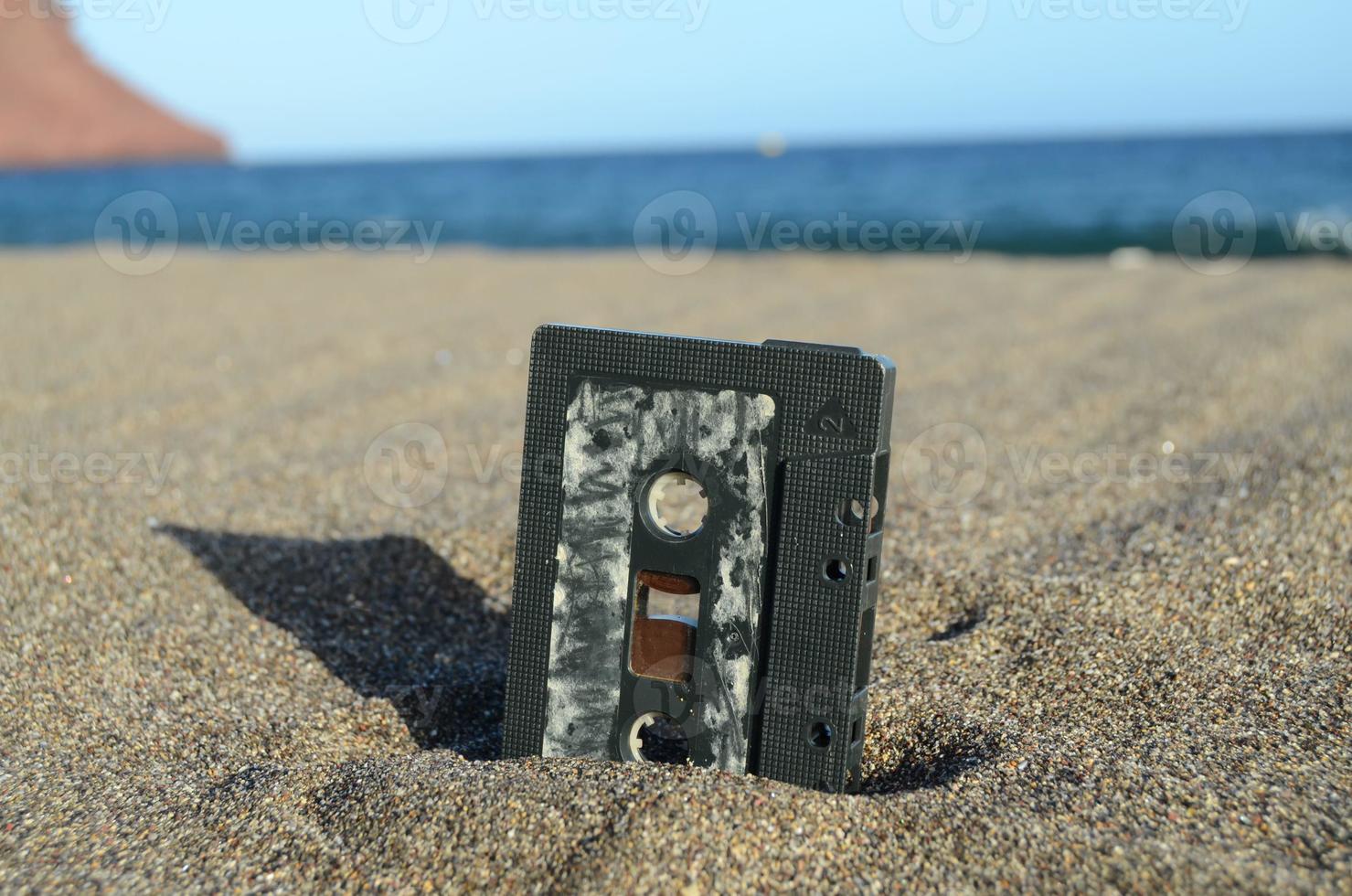 gammal casette tejp på de strand foto