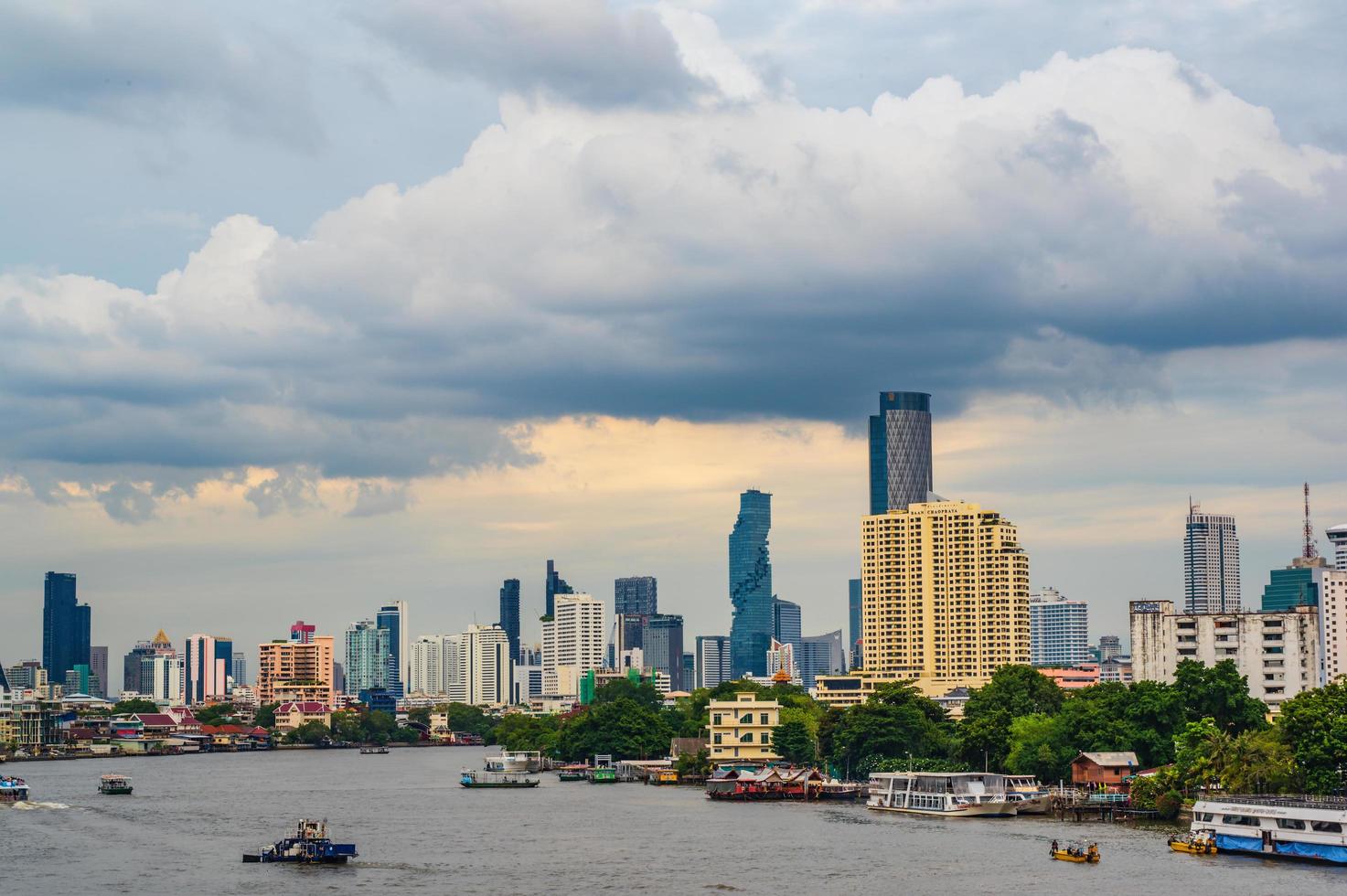 bangkok stadsbild med skön solnedgång och Chaophraya river.bangkok är de huvudstad och mest folkrik stad av thailand foto